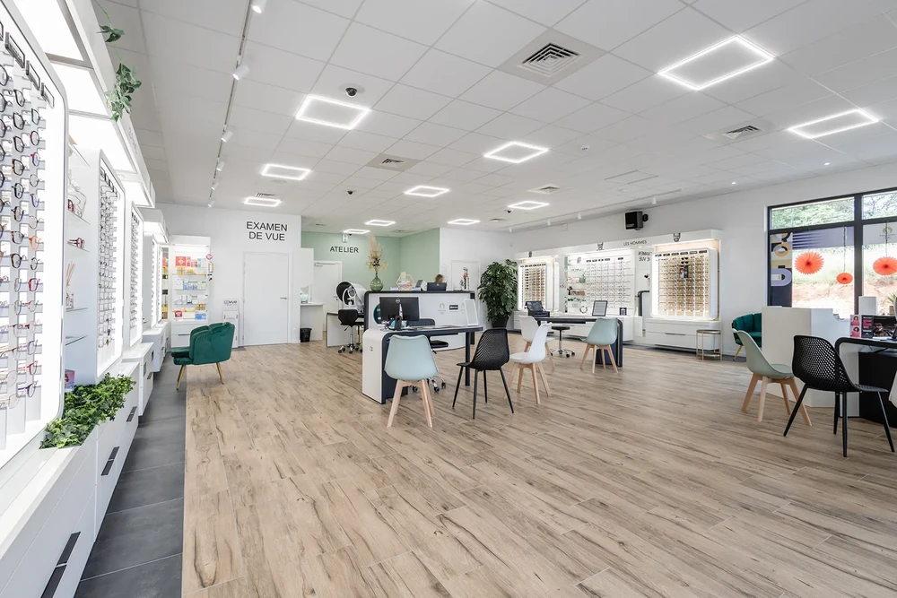 Intérieur moderne d'un magasin d'optique avec plusieurs espaces de consultation