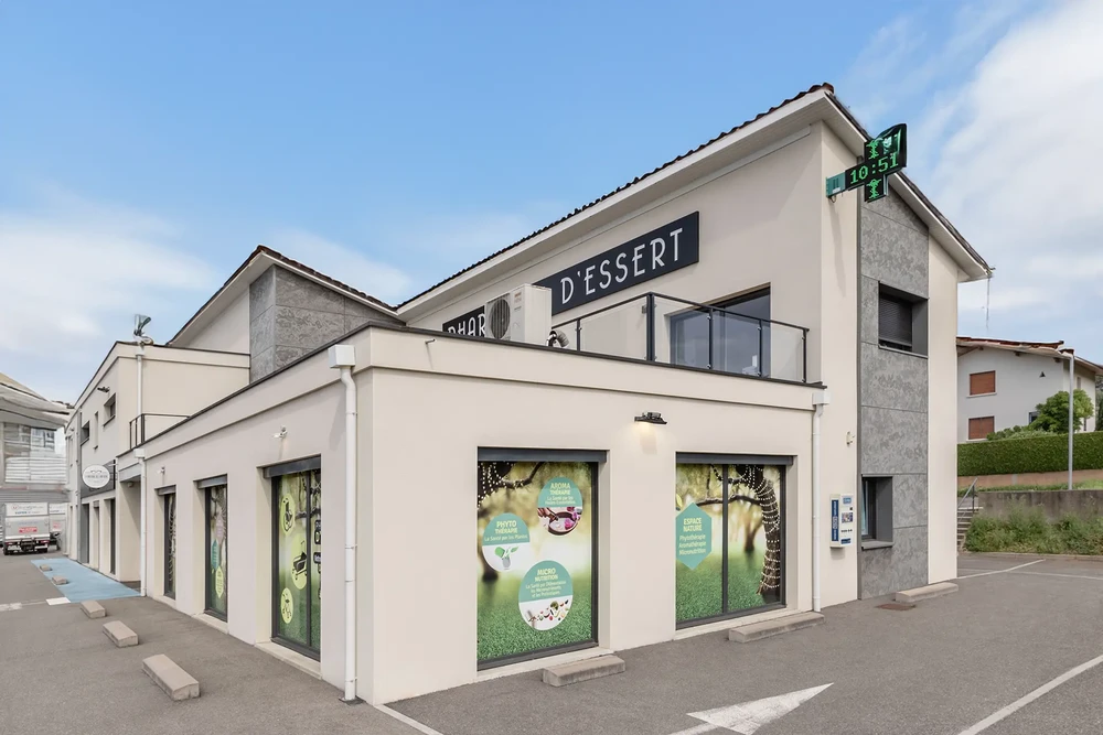 Façade commerciale moderne d'un restaurant "D'ESSERT" avec terrasse au premier étage et balustrade métallique