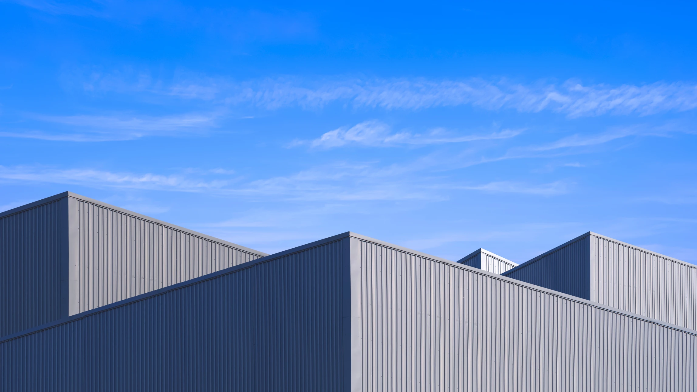 Architecture de bureau contemporaine avec façade en verre et environnement vert